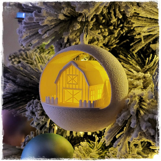 Christbaumschmuck "Leuchtende Scheune" – Deine magische Weihnachtsbaumkugel!