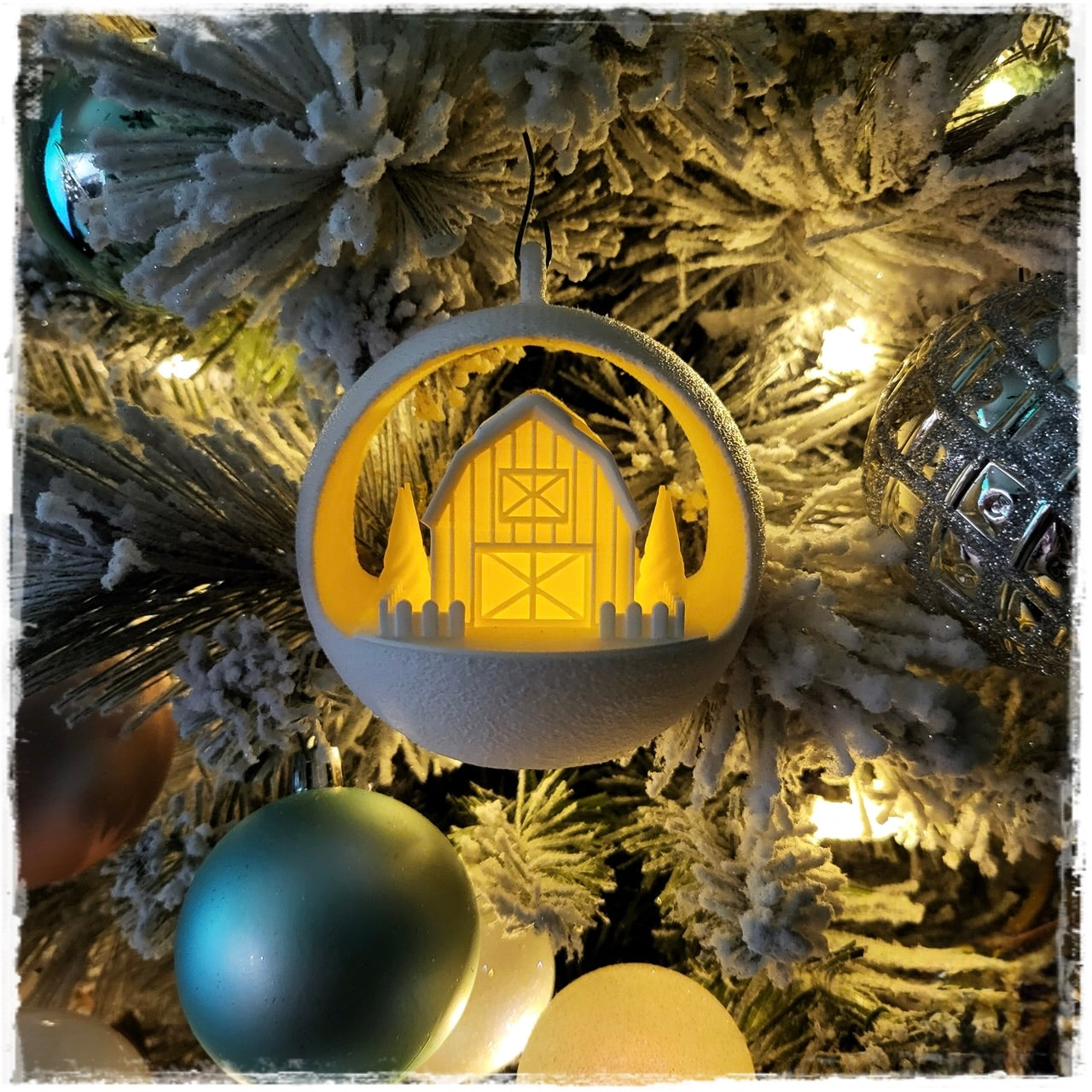 Christbaumschmuck "Leuchtende Scheune" – Deine magische Weihnachtsbaumkugel!